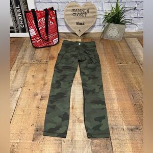 Lululemon Invigorate High-Rise Crop 23"
Heritage 365 Camo Green Twill Multi